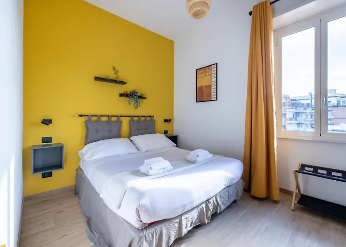 Croma - 4*