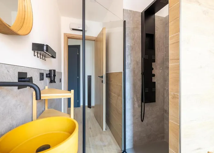 Croma - 4*